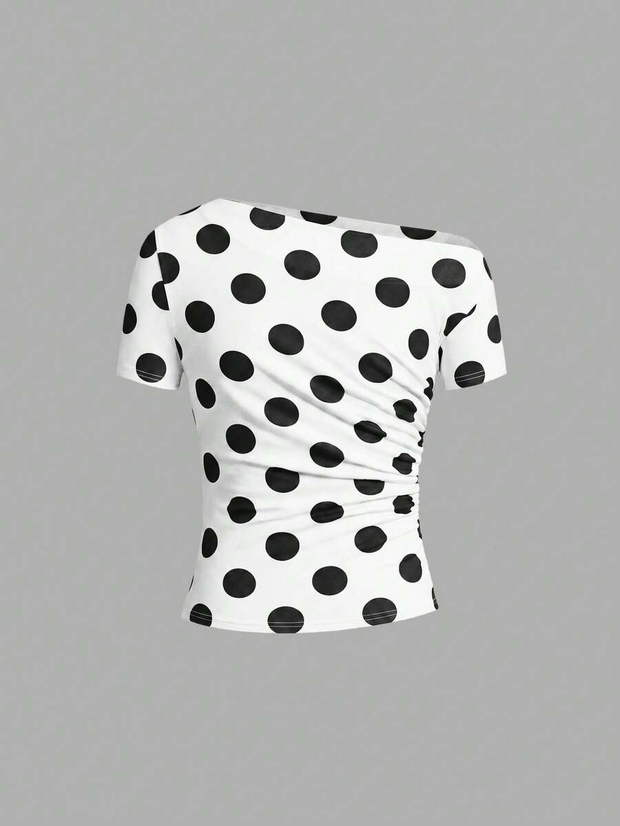 Camiseta Feminina Ajustada - Design Assimétrico e Manga Curta