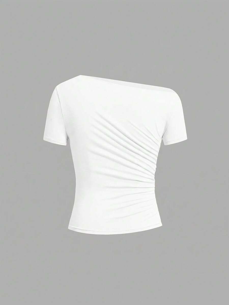 Camiseta Feminina Ajustada - Design Assimétrico e Manga Curta