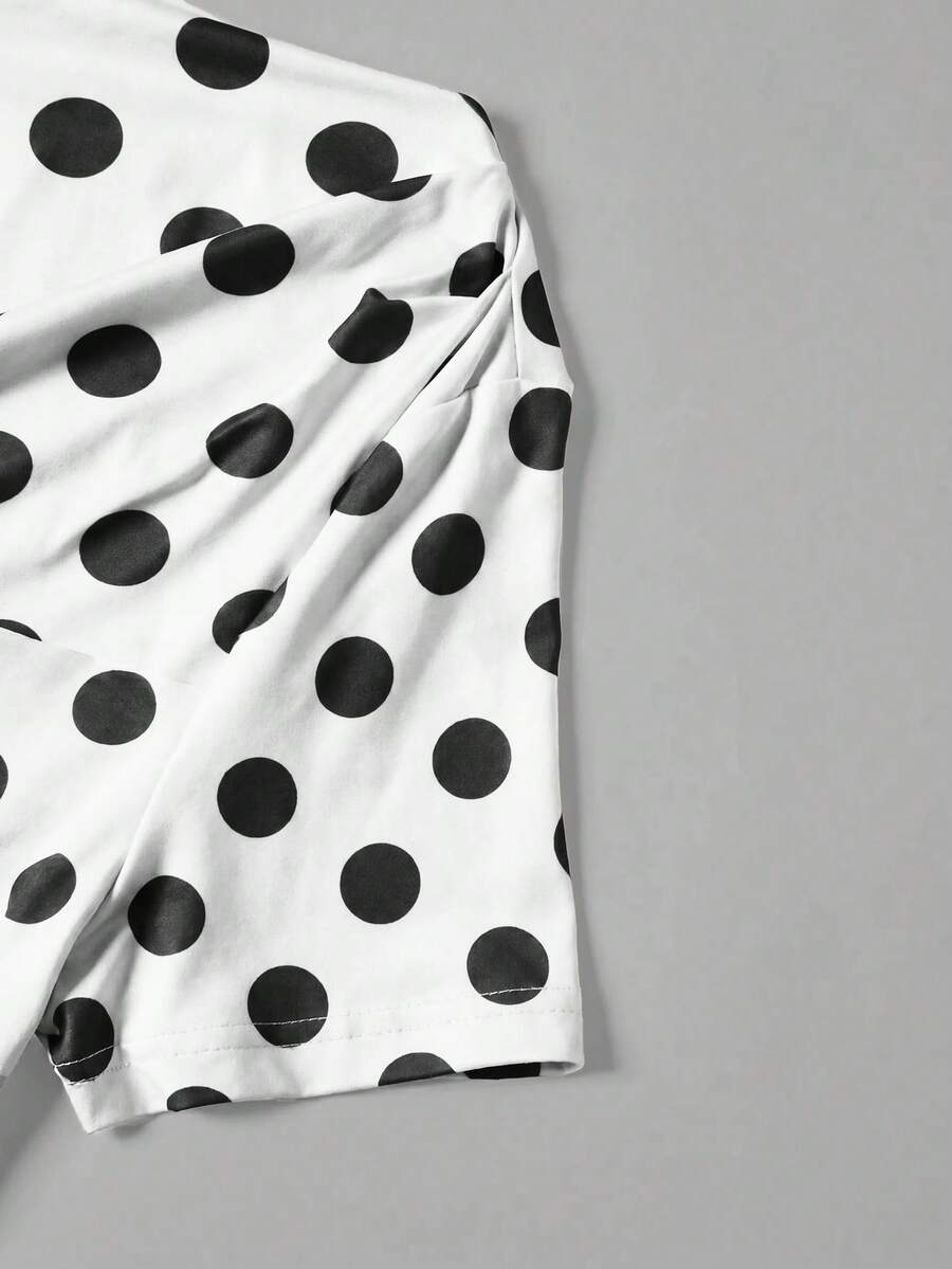 Camiseta Feminina Ajustada - Design Assimétrico e Manga Curta