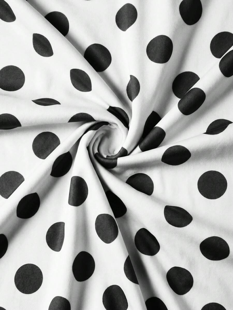 Camiseta Feminina Ajustada - Design Assimétrico e Manga Curta