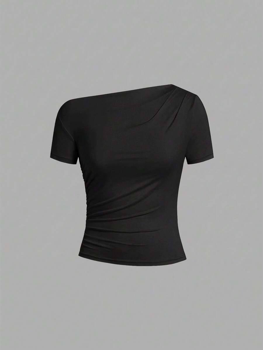 Camiseta Feminina Ajustada - Design Assimétrico e Manga Curta