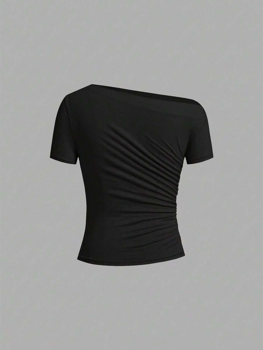 Camiseta Feminina Ajustada - Design Assimétrico e Manga Curta
