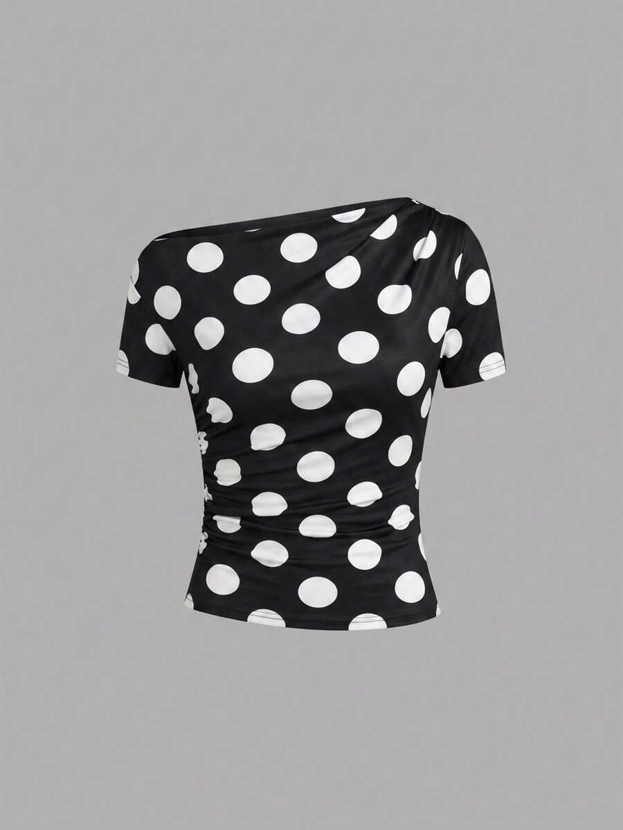Camiseta Feminina Ajustada - Design Assimétrico e Manga Curta
