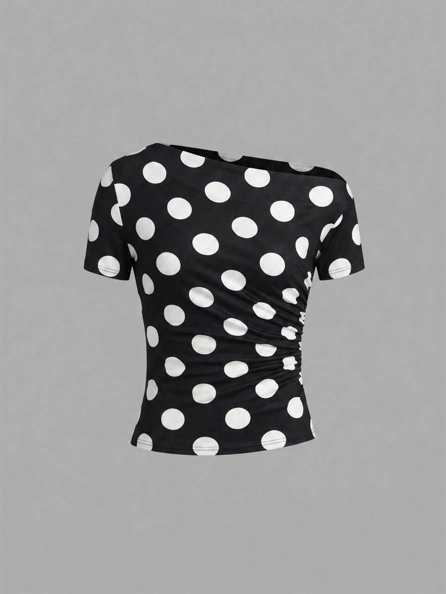 Camiseta Feminina Ajustada - Design Assimétrico e Manga Curta