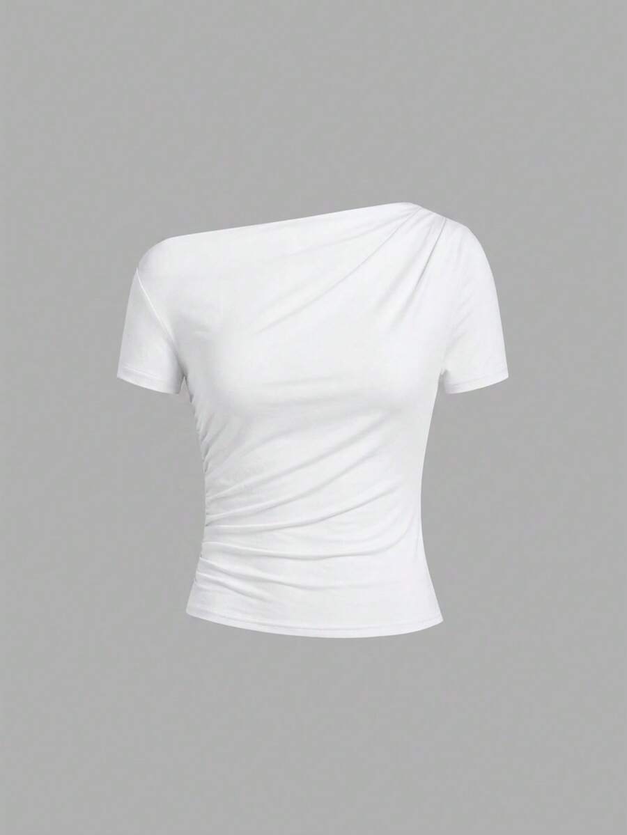 Camiseta Feminina Ajustada - Design Assimétrico e Manga Curta