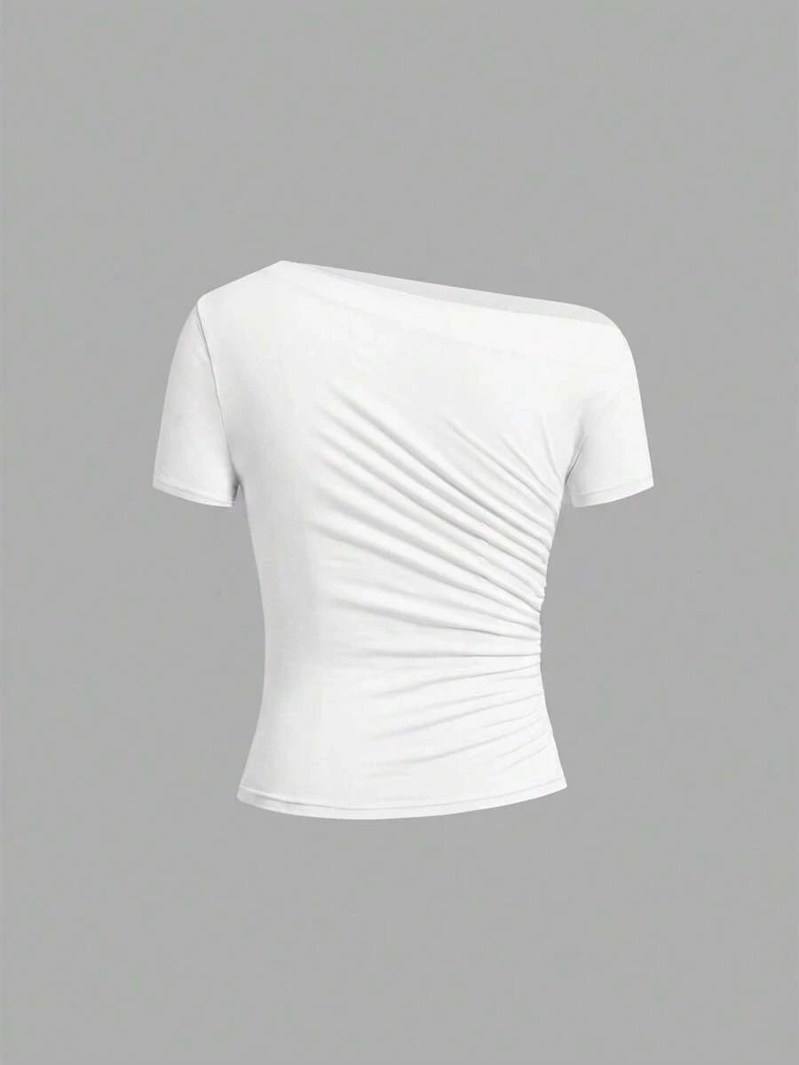 Camiseta Feminina Ajustada - Design Assimétrico e Manga Curta