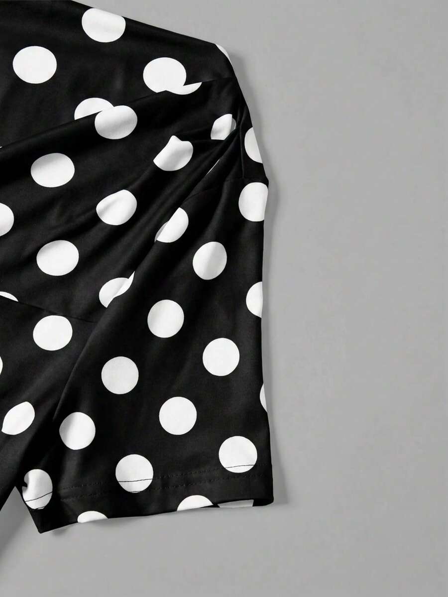 Camiseta Feminina Ajustada - Design Assimétrico e Manga Curta