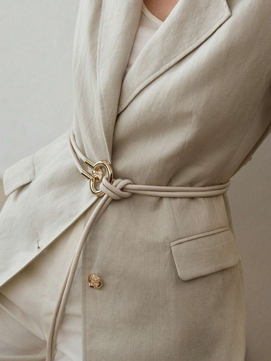 Blazer feminino claro sofisticado look leve moderno