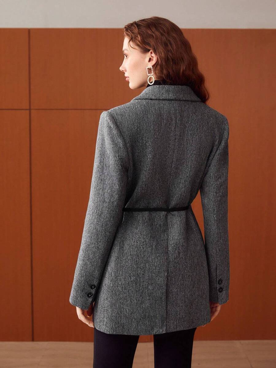 Blazer feminino elegante combinado com calça preta alfaiataria