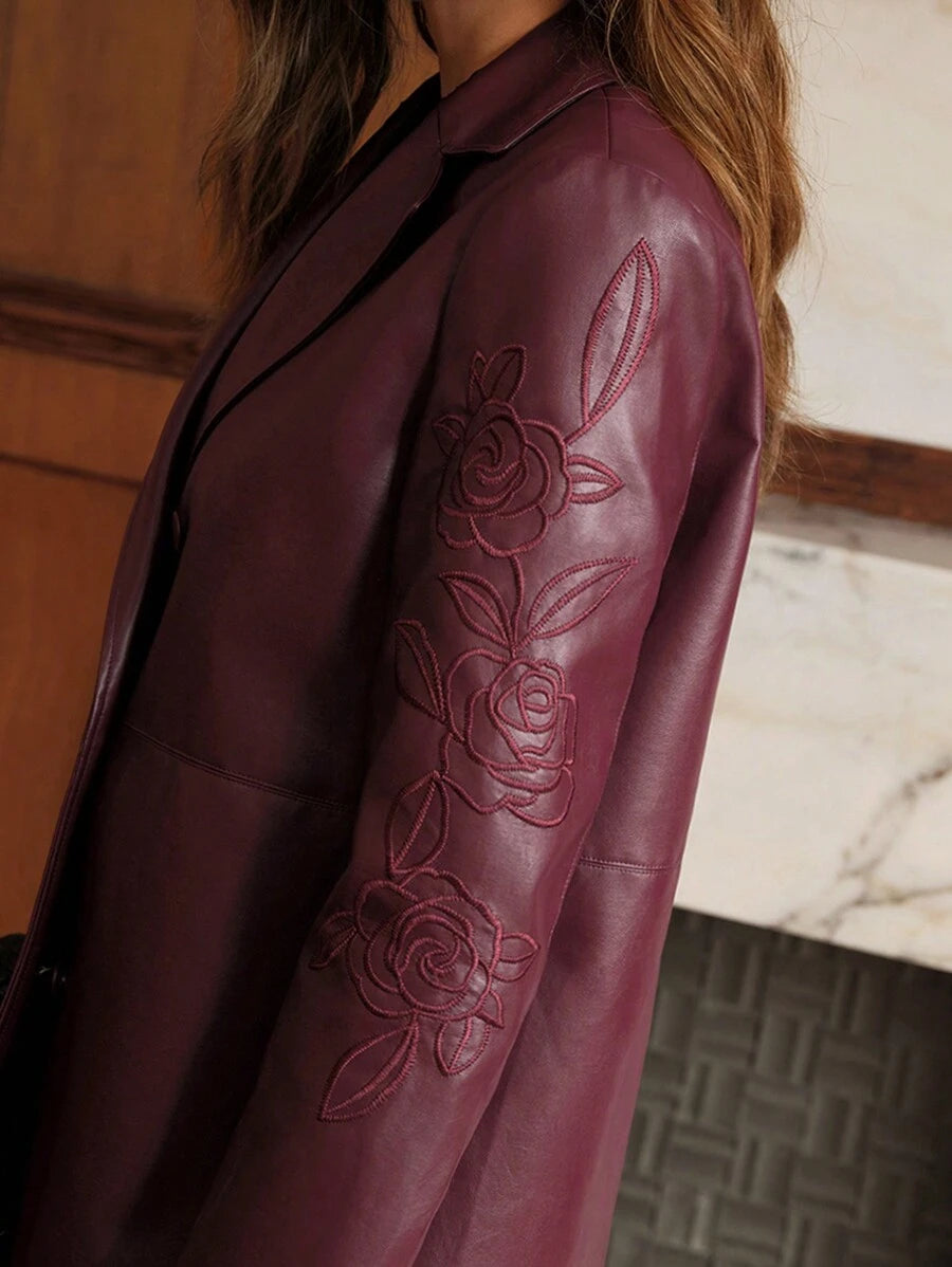 Blazer feminino moderno vinho estilo couro com detalhe bordado