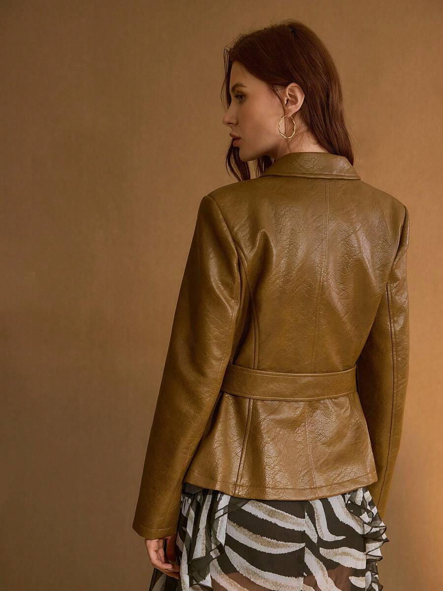 Blazer marrom feminino combinado com saia estampada elegante