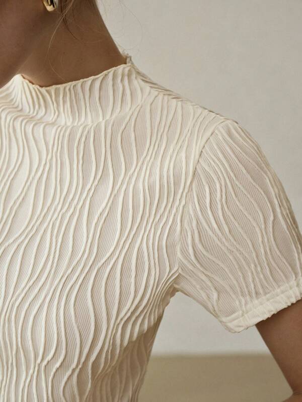 Blusa Feminina Branco - Preto - OffWhite -Manga Curta -Texturizado Slim Fit – Coleção Entre Estações | Boutique do Encanto