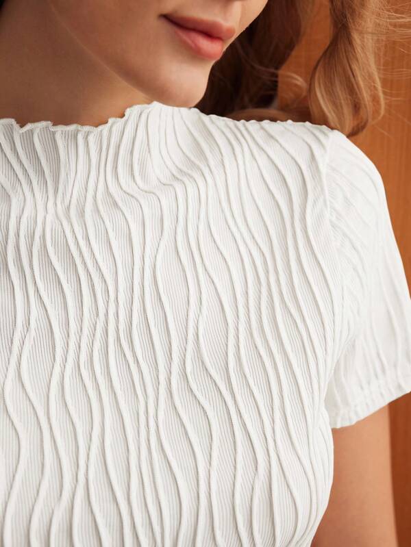 Blusa Feminina Branco - Preto - OffWhite -Manga Curta -Texturizado Slim Fit – Coleção Entre Estações | Boutique do Encanto