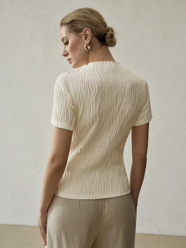 Blusa Feminina Branco - Preto - OffWhite -Manga Curta -Texturizado Slim Fit – Coleção Entre Estações | Boutique do Encanto