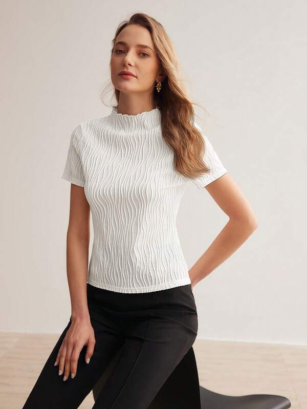 Blusa Feminina Branco - Preto - OffWhite -Manga Curta -Texturizado Slim Fit – Coleção Entre Estações | Boutique do Encanto