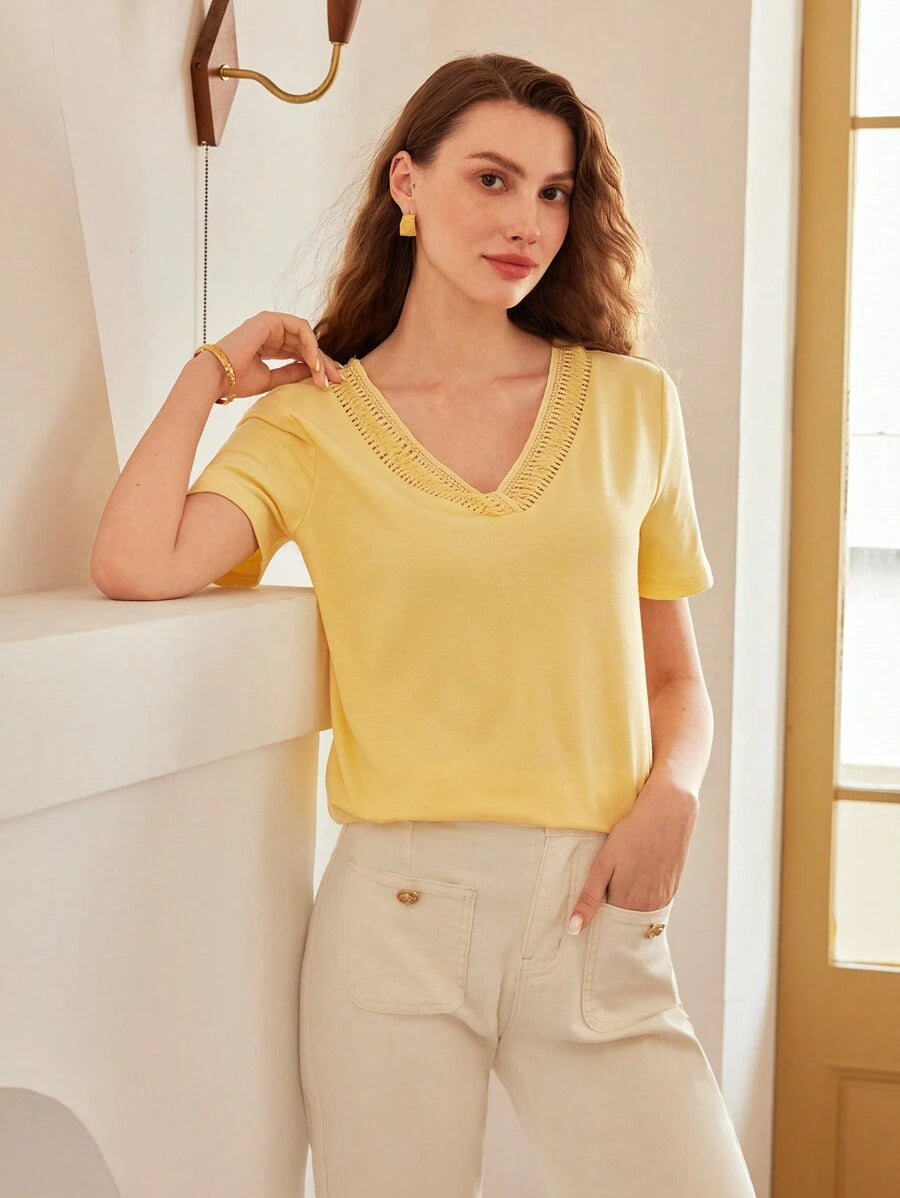 Blusa Feminina Decote V com Acabamento Delicado - Manga Curta Caimento Leve - Coleção Outono /Inverno - Boutique do Encanto 