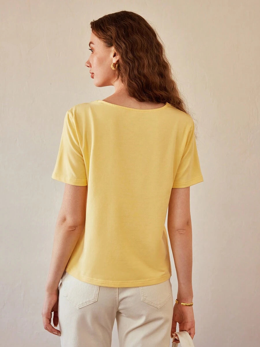 Blusa Feminina Decote V com Acabamento Delicado - Manga Curta Caimento Leve - Coleção Outono /Inverno - Boutique do Encanto 