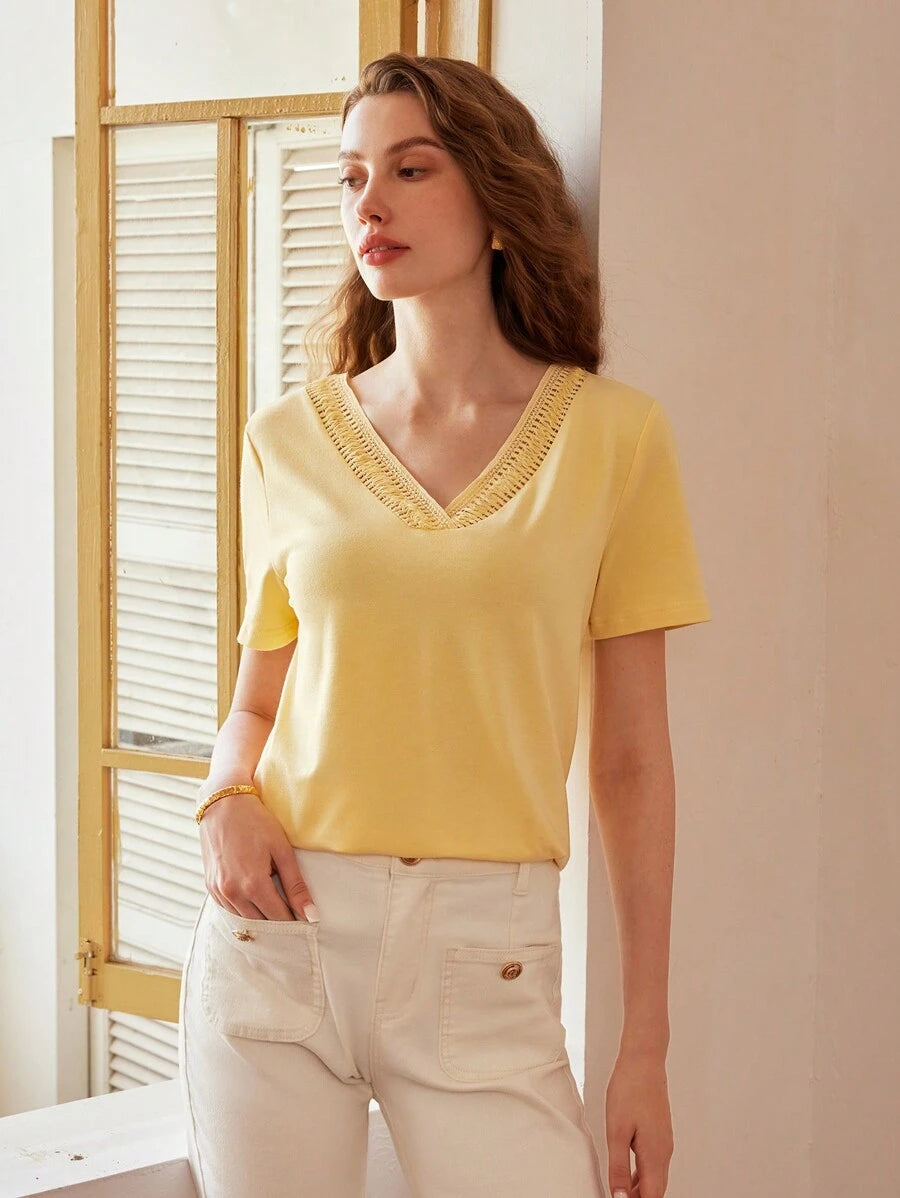 Blusa Feminina Decote V com Acabamento Delicado - Manga Curta Caimento Leve - Coleção Outono /Inverno - Boutique do Encanto 