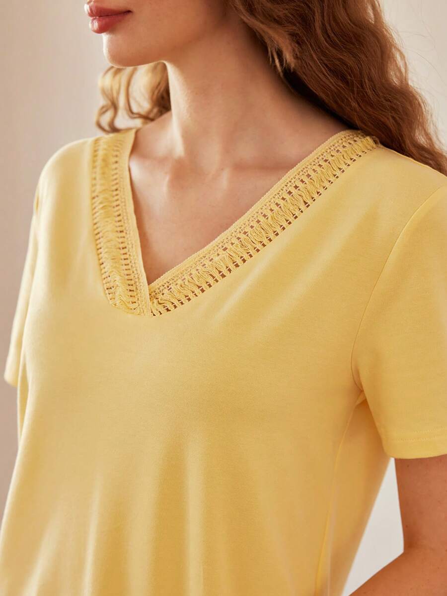 Blusa Feminina Decote V com Acabamento Delicado - Manga Curta Caimento Leve - Coleção Outono /Inverno - Boutique do Encanto 