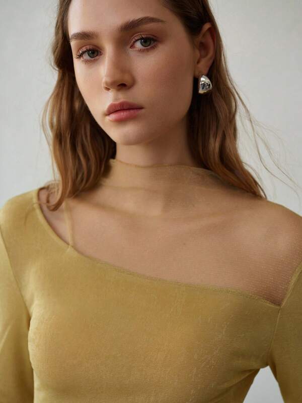 Blusa Feminina Dourada Malha Premium Slim Fit Gola Alta Recorte Assimétrico - Coleção Entre Estações - Boutique do Encanto Blusas 