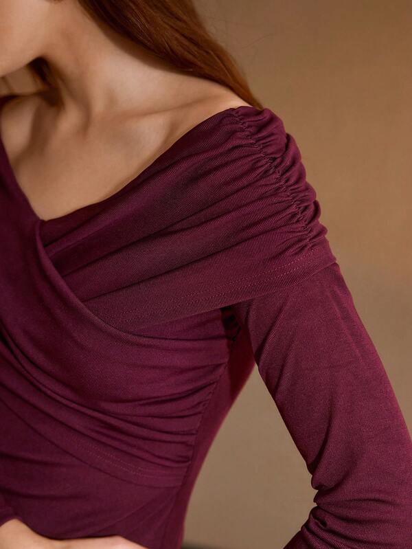 Blusa Feminina Ombro a Ombro Cruzada na Frente Slim Manga Longa Cor Preto Branco Claret Rose  Coleção Entre Estações - Boutique do Encanto 