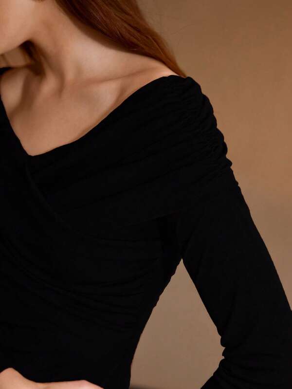 Blusa Feminina Ombro a Ombro Cruzada na Frente Slim Manga Longa Cor Preto Branco Claret Rose  Coleção Entre Estações - Boutique do Encanto 