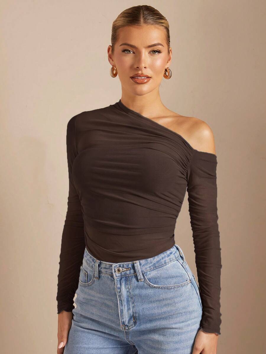 Blusa Feminina Ombro Único Marrom – Manga Longa Franzido Assimétrico Slim | Boutque do Encanto 