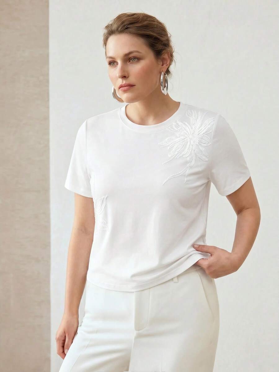 Blusa Plus Size Branca  com aplicação floral em paetês GG ao 4XG