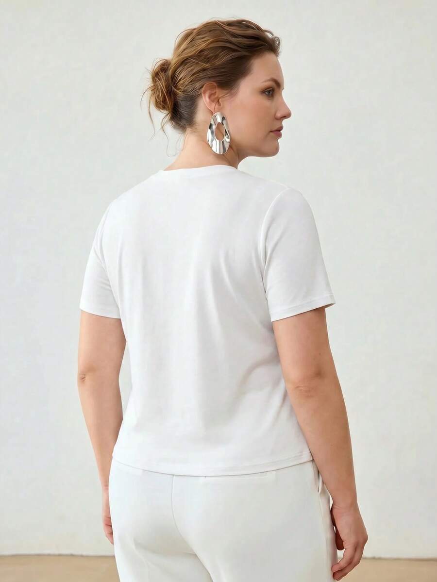Blusa Plus Size Branca  com aplicação floral em paetês GG ao 4XG