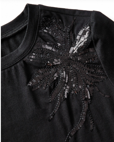 Blusa Plus Size preta com aplicação floral em paetês GG ao 4XG