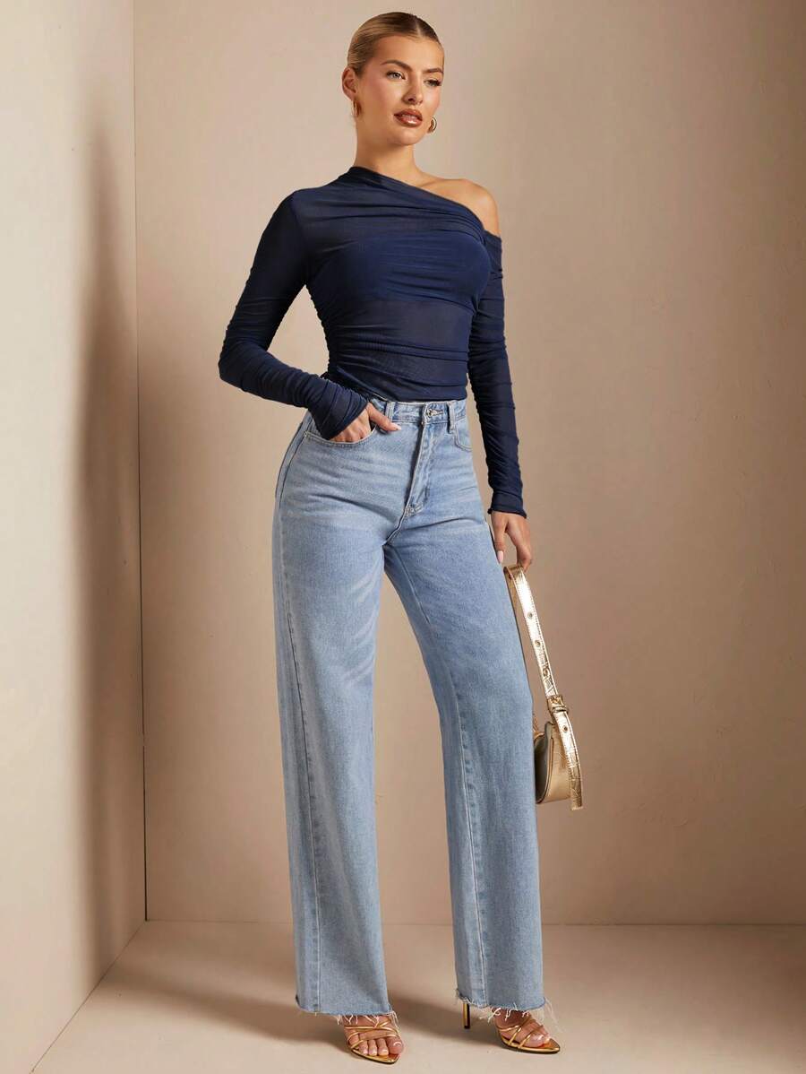 Blusa assimétrica marrom feminina com franzido frontal