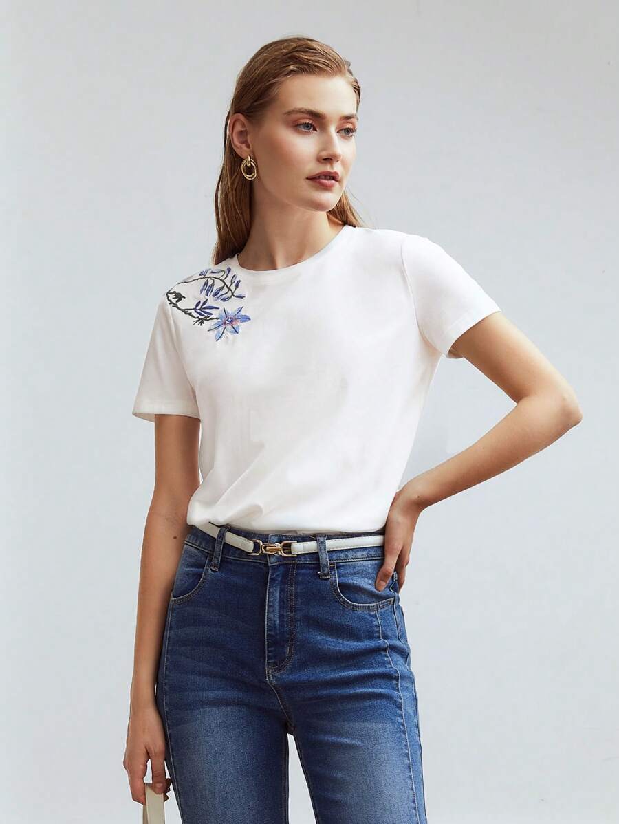 Blusa branca bordada feminina combinada com jeans