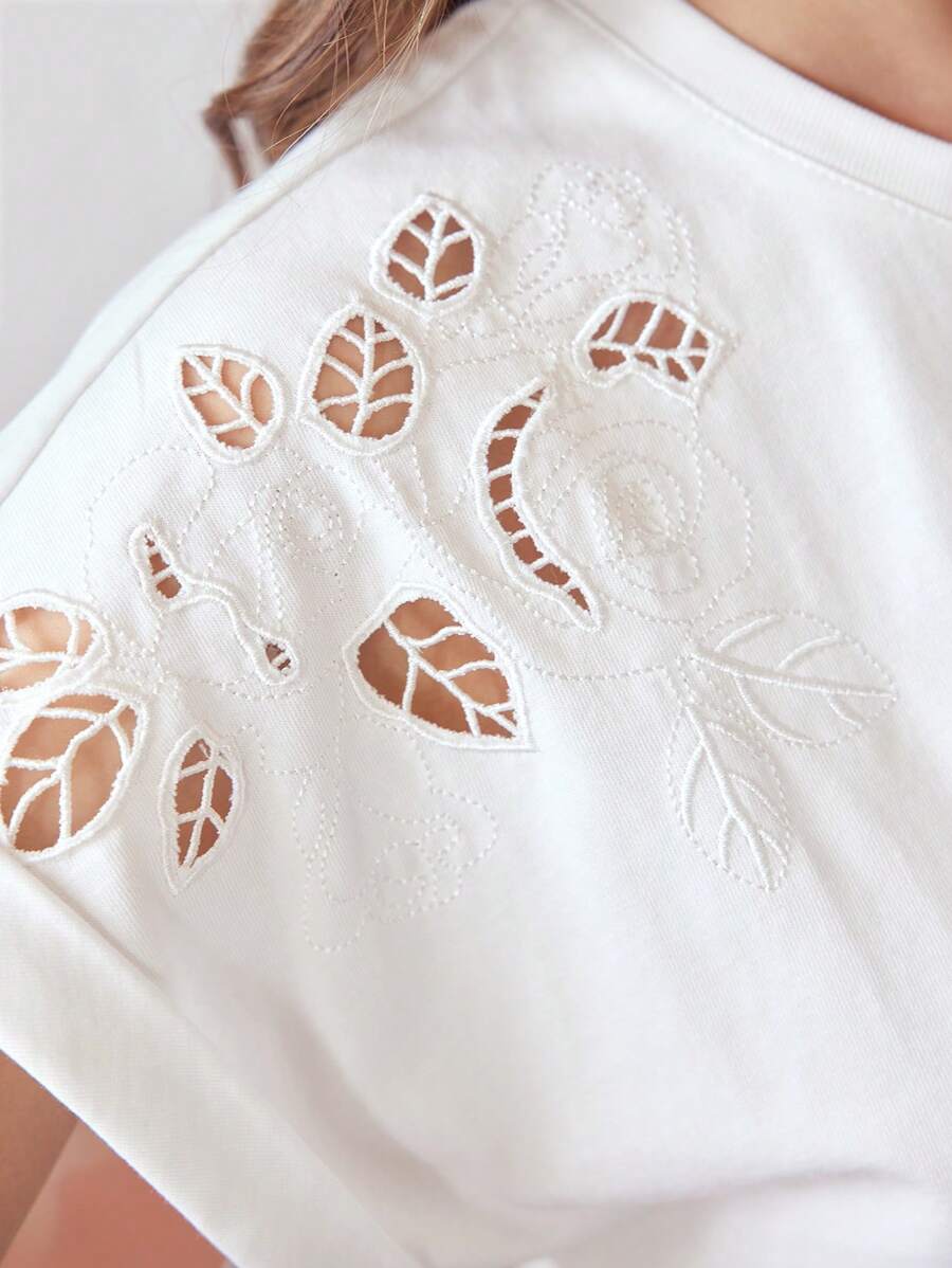 Blusa de algodão feminina branca com caimento solto e bordado floral