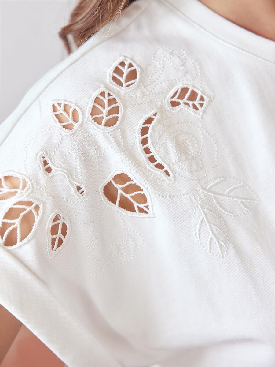 Blusa de algodão feminina branca com caimento solto e bordado floral plus size 