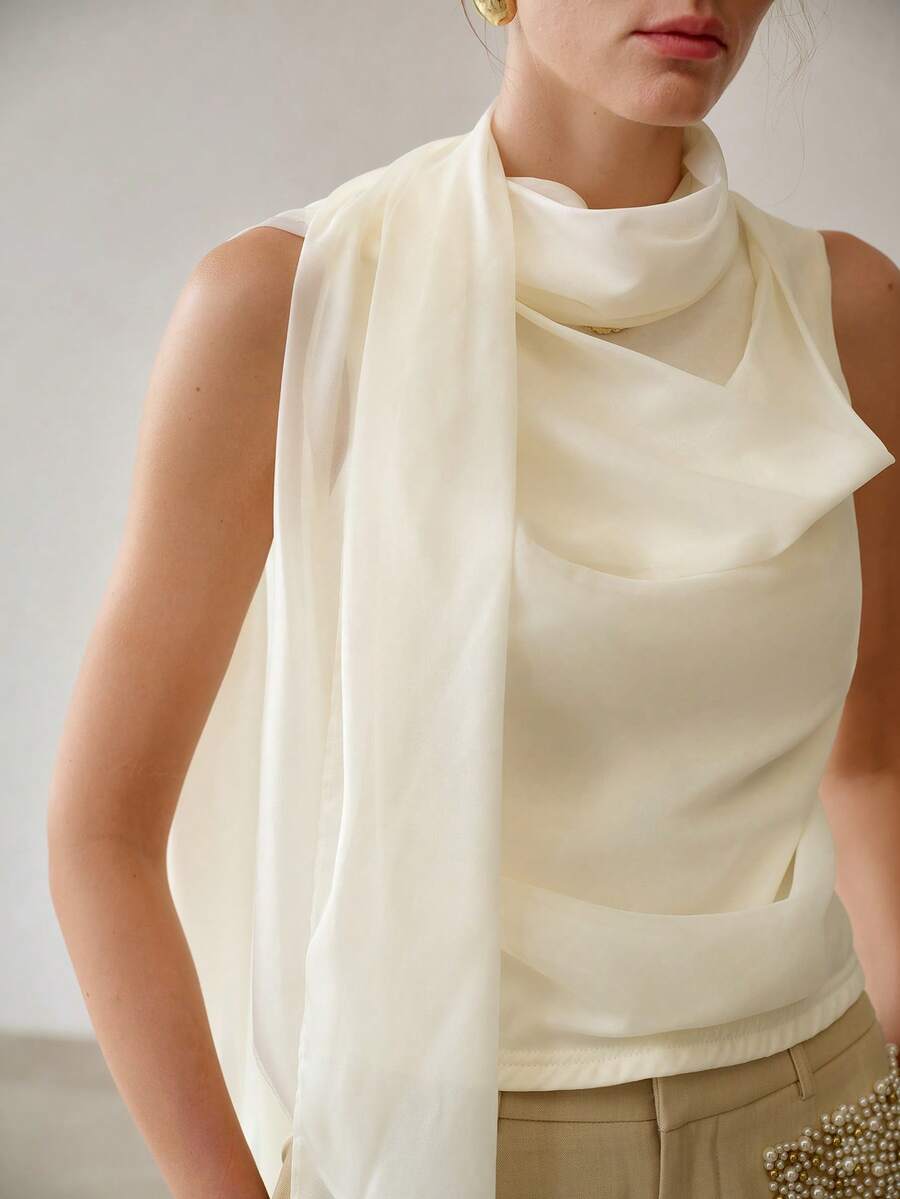Blusa elegante Creme Baunilha sem mangas com detalhe fluido