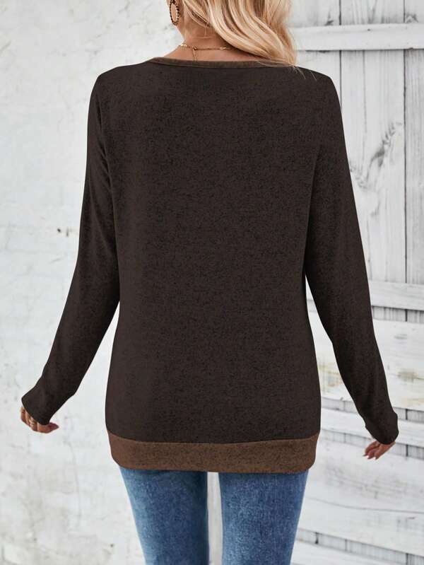 Blusa em Malha Premium Decote V Contrastante Feminina – Essenciais Urbanos