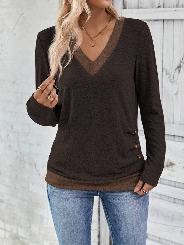 Blusa em Malha Premium Decote V Contrastante Feminina – Essenciais Urbanos