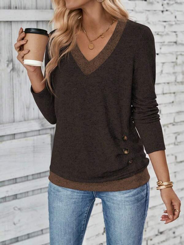 Blusa em Malha Premium Decote V Contrastante Feminina – Essenciais Urbanos