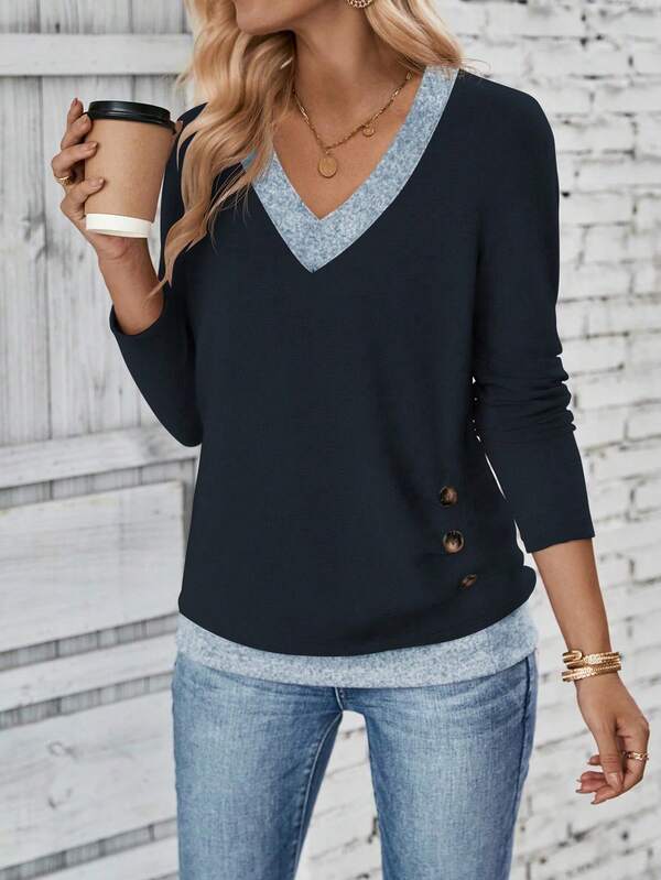 Blusa em Malha Premium Decote V Contrastante Feminina – Essenciais Urbanos