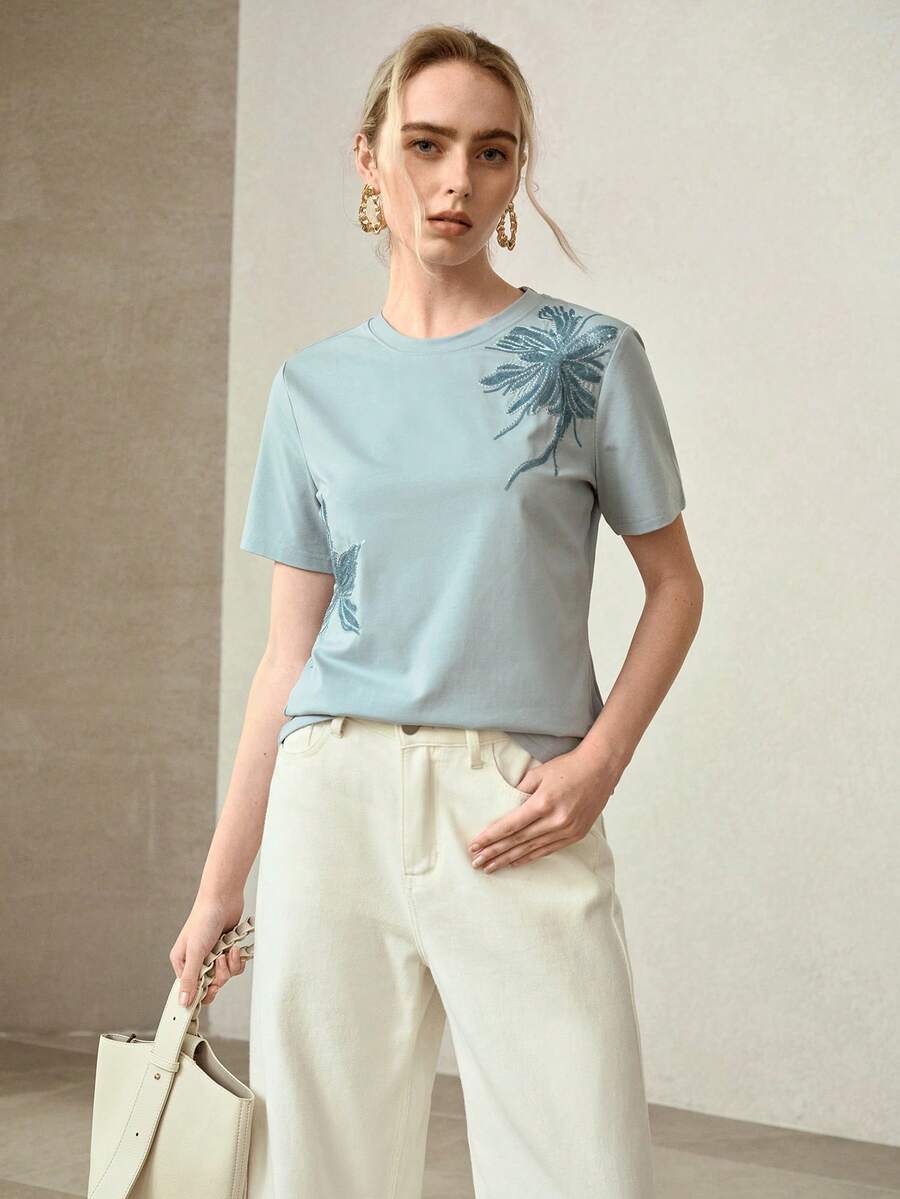 Blusa feminina Azul Claro com bordado floral e modelagem regular