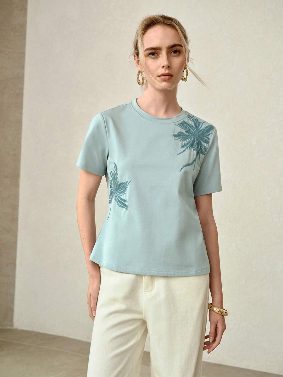 Blusa feminina Azul Claro com bordado floral e modelagem regular