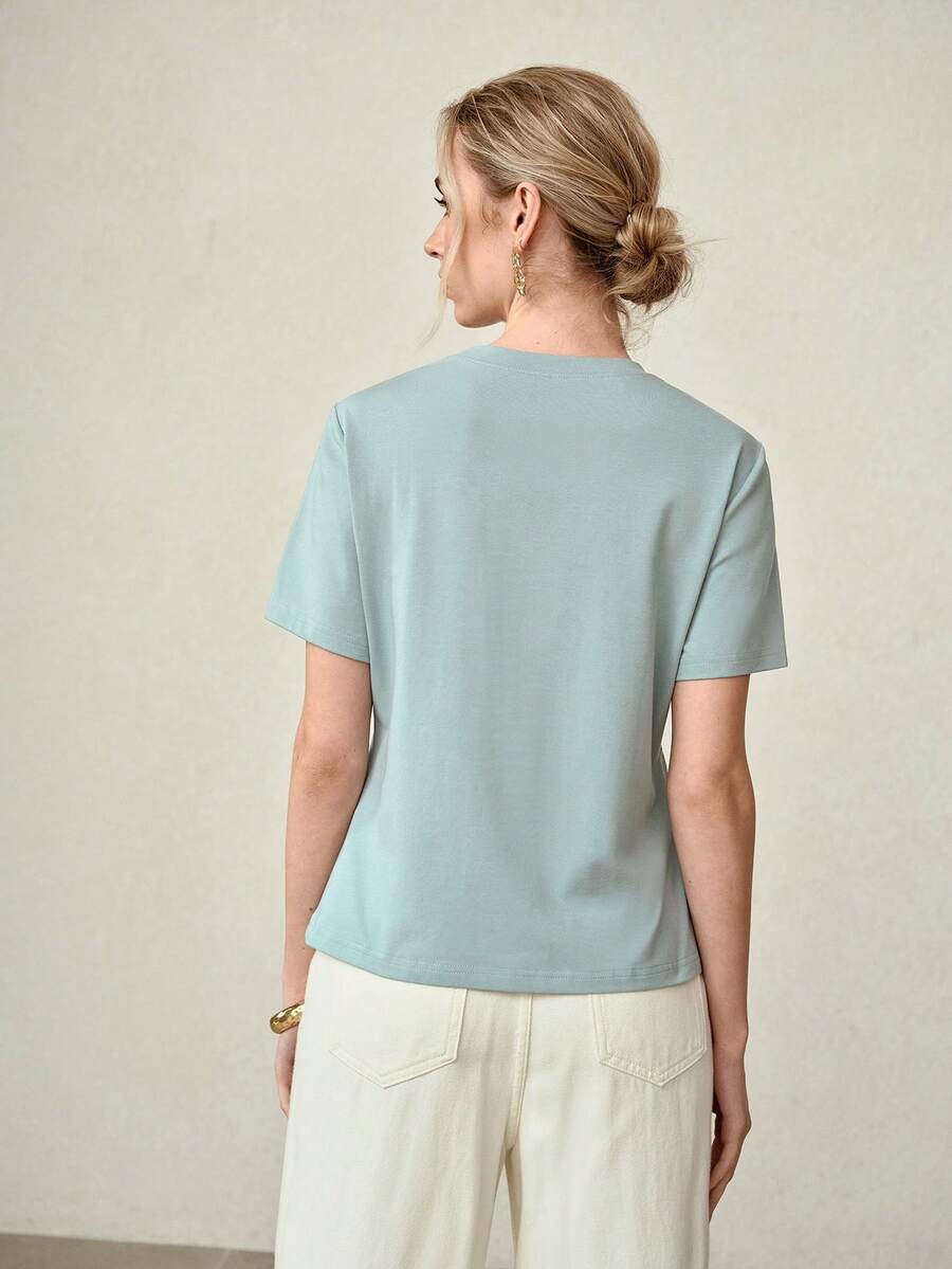 Blusa feminina Azul Claro com bordado floral e modelagem regular