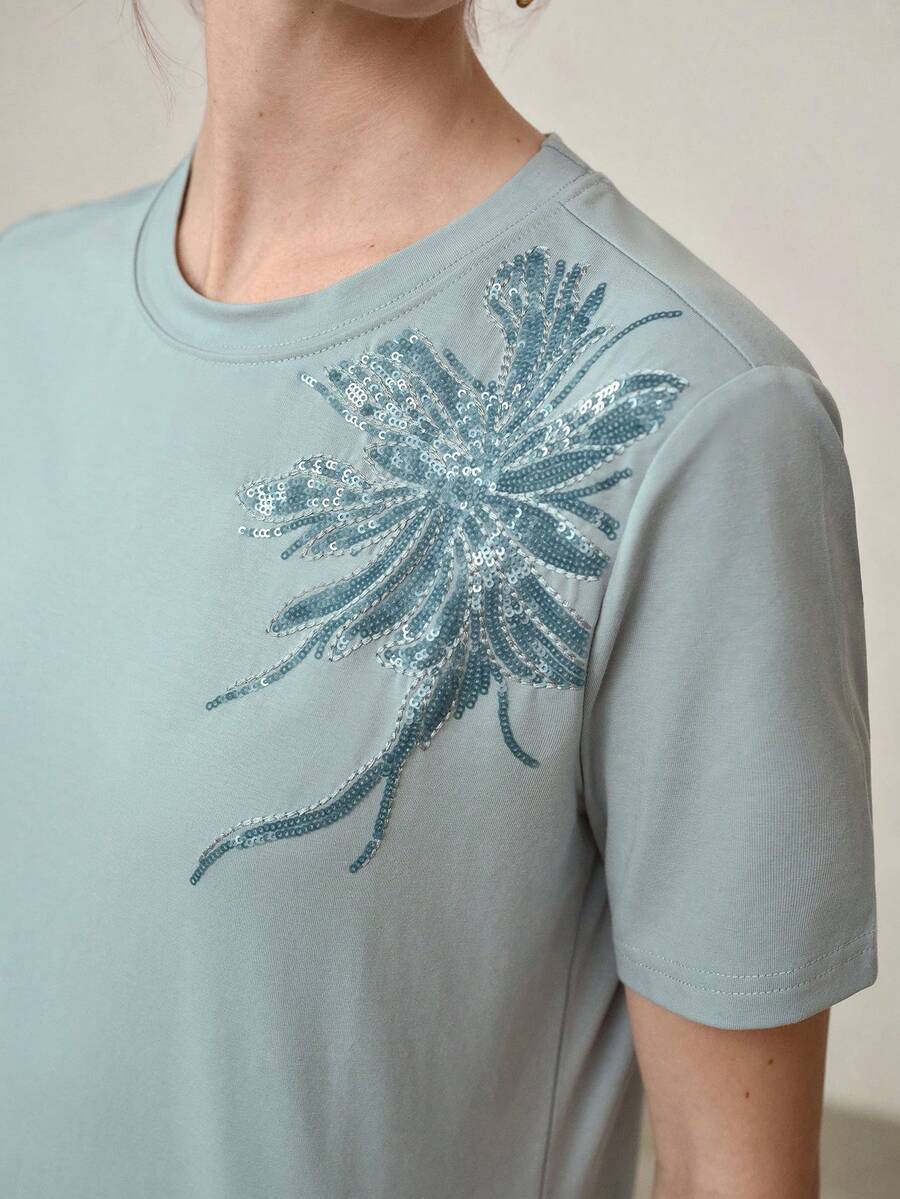 Blusa feminina Azul Claro com bordado floral e modelagem regular