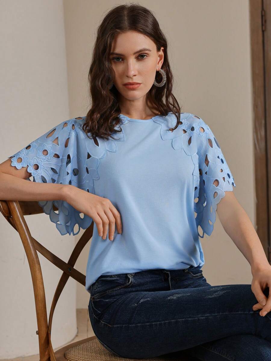 Blusa feminina Azul Claro  elegante com manga esvoaçante e trabalho vazado decorativo nos ombros e mangas  -Boutique do Encanto 