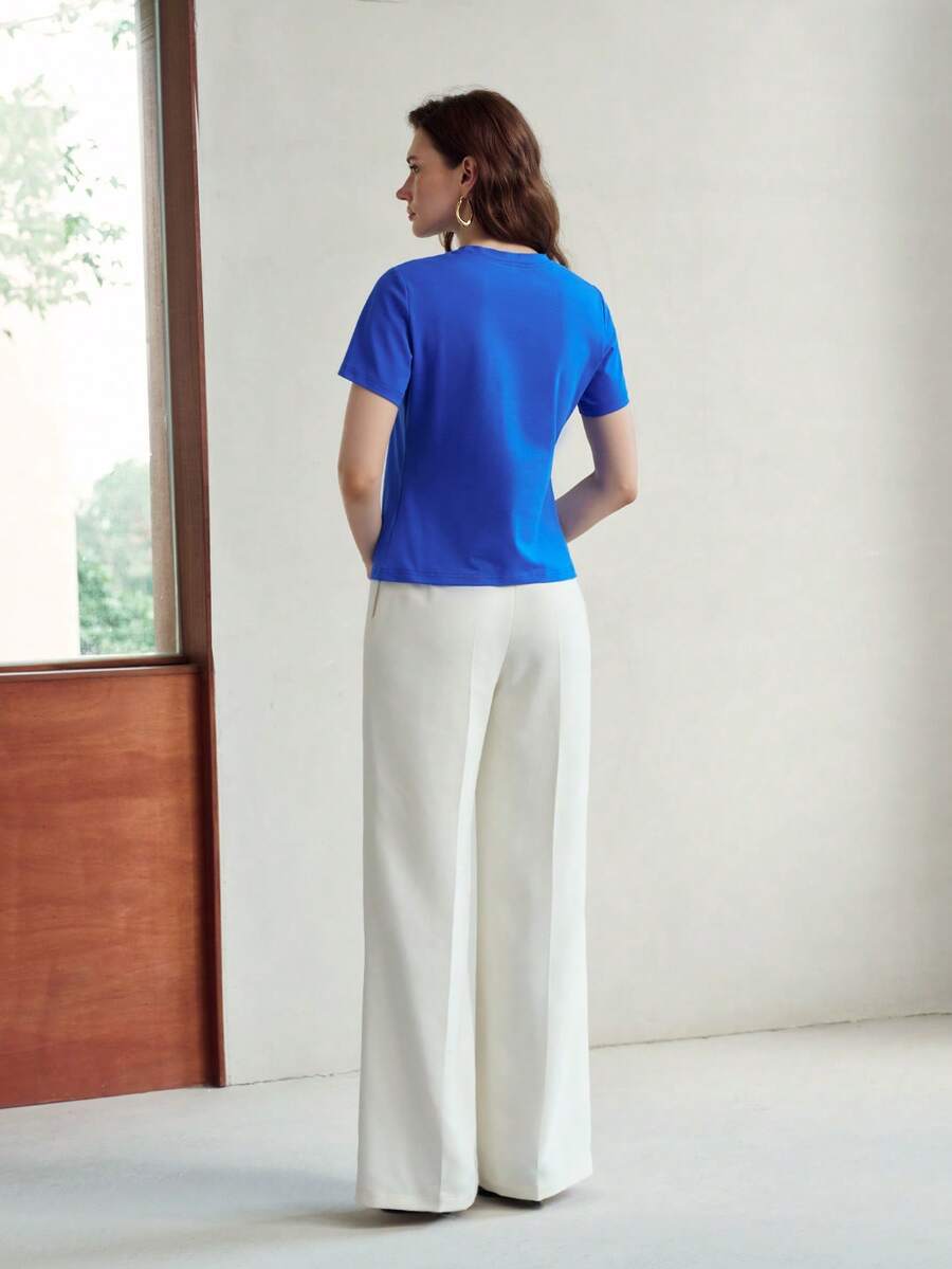 Blusa feminina Azul Royal com aplicação floral bordada e manga curta
