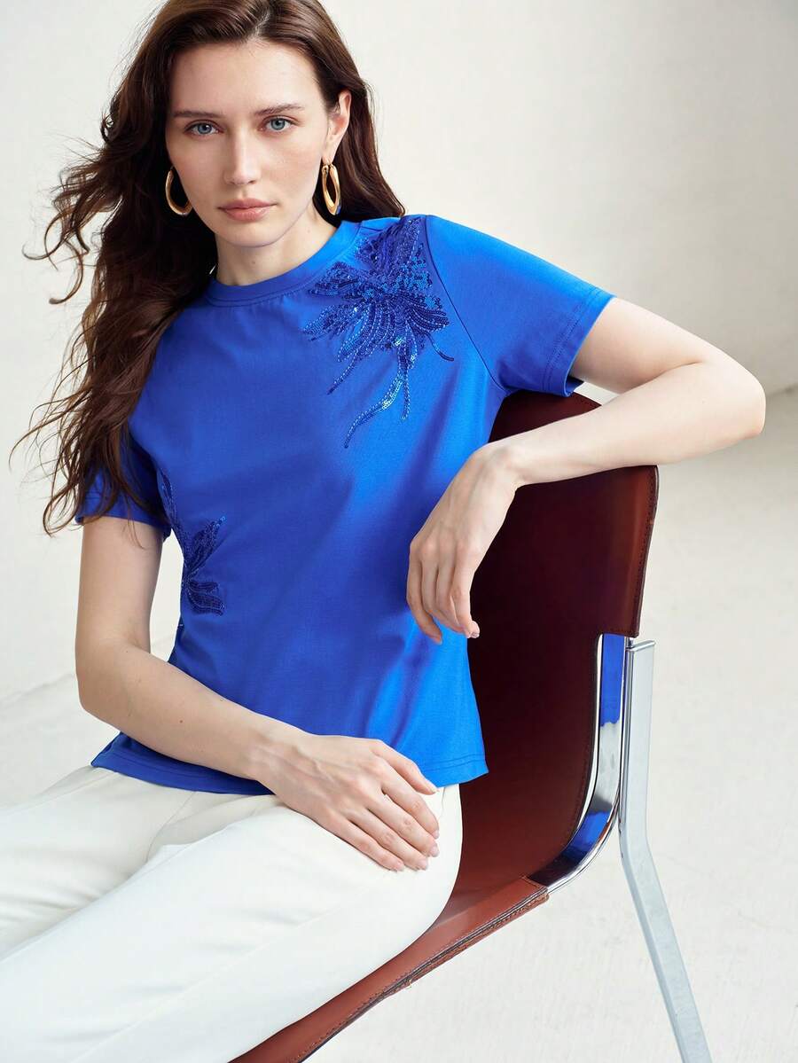 Blusa feminina Azul Royal com aplicação floral bordada e manga curta