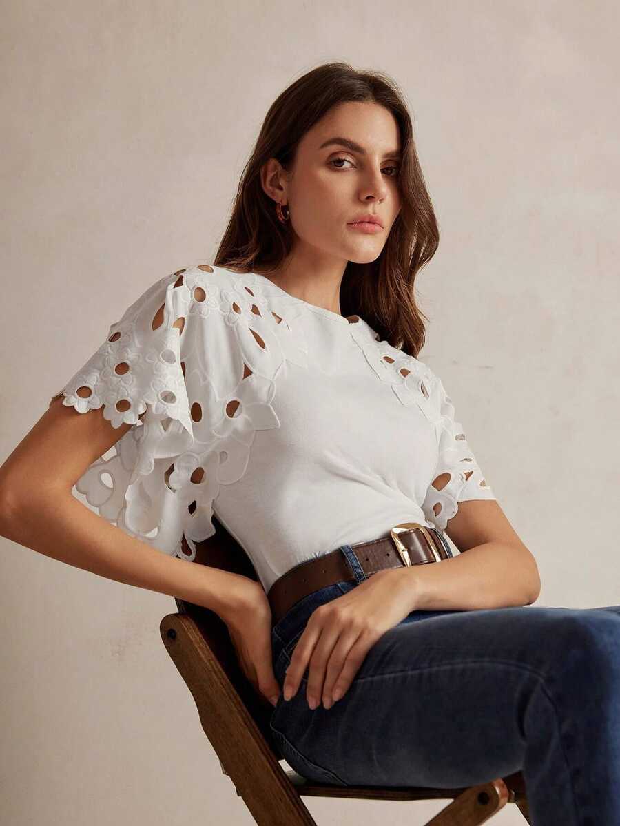 Blusa feminina Branca elegante com manga esvoaçante e trabalho vazado decorativo nos ombros e mangas  -Boutique do Encanto 