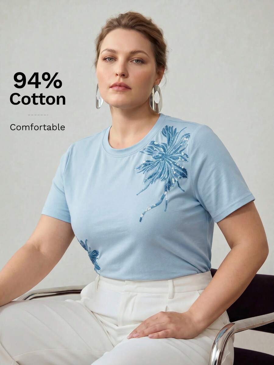 Blusa feminina Plus Size Azul Claro com bordado floral e modelagem regular