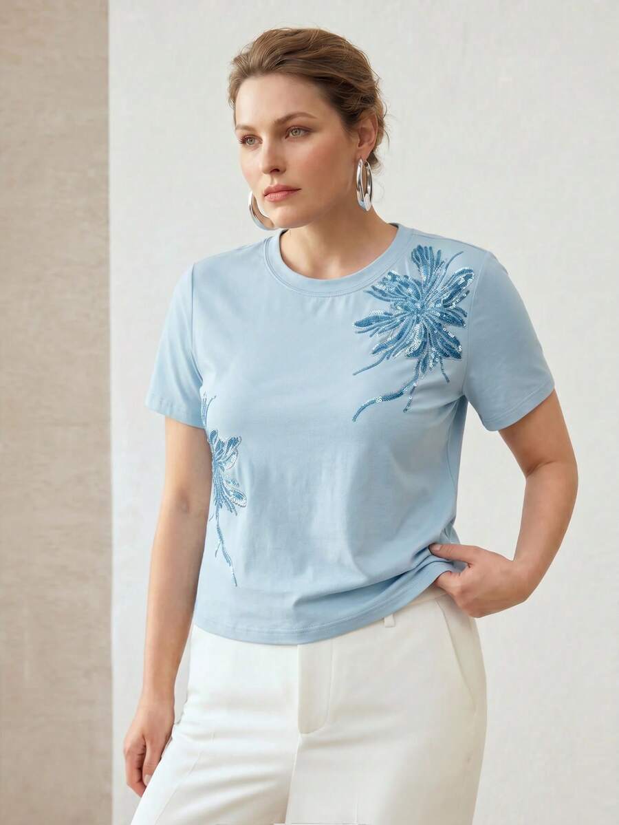 Blusa feminina Plus Size Azul Claro com bordado floral e modelagem 