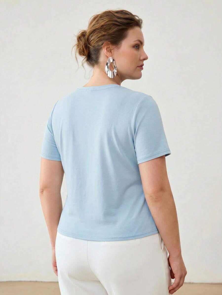 Blusa feminina Plus Size Azul Claro com bordado floral e modelagem 